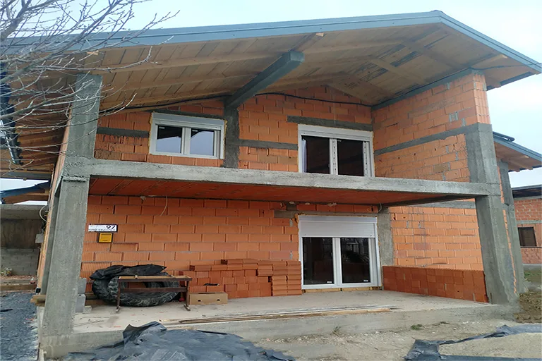 gruba gradnja: izgradnja objekta do zatvorenog krova